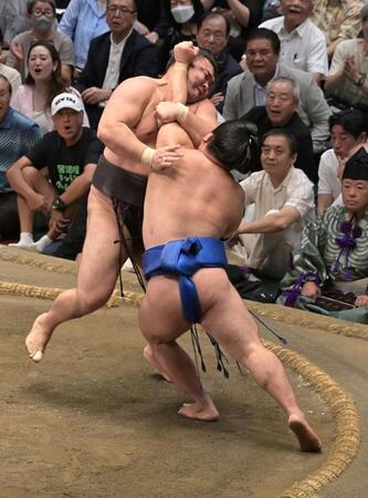 藤ノ川（右）の押し倒しに敗れた霧島（撮影・持木克友）