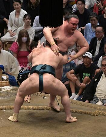 安青錦の寄り切りに敗れた金峰山（撮影・持木克友）