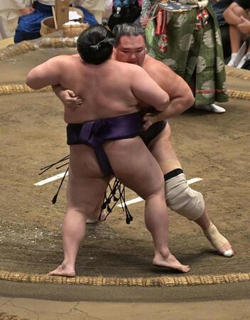 美ノ海（左）を寄り切りで破った朝乃山（撮影・持木克友）