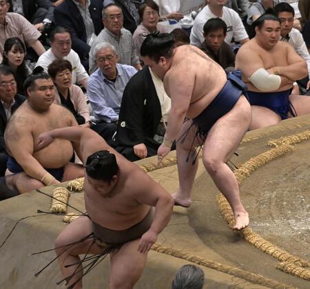 伯乃富士（左）を押し出しで破った豪ノ山（撮影・持木克友）