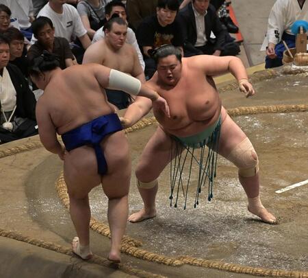 欧勝馬（左）を押し出しで下す琴桜（撮影・持木克友）