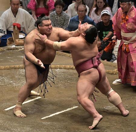 大栄翔（右）を攻める高安（撮影・持木克友）
