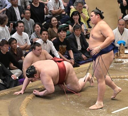 熱海富士（左）を下手出し投げで下した大の里（撮影・持木克友）