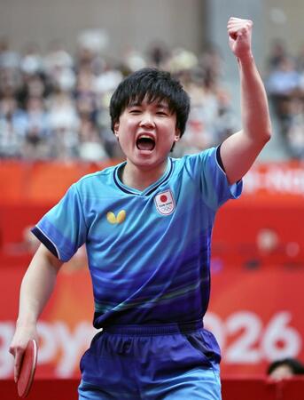 男子団体決勝　中国戦でポイントを奪い、喜ぶ張本智和