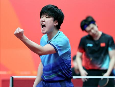 男子団体決勝　中国戦でポイントを奪い、喜ぶ張本智和