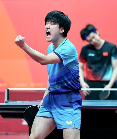 男子団体決勝　中国戦でポイントを奪い、喜ぶ張本智和