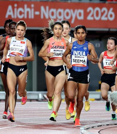 女子１万メートル　スタートする田中希実（中央）