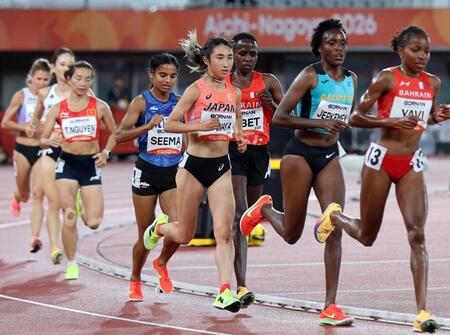 女子１万メートル　力走する田中希実（中央）