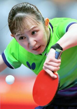 女子団体決勝　中国戦でプレーする早田ひな