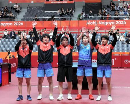 男子団体で金メダルを獲得し、歓声に応える日本の選手たち