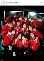 女子バレー日本代表のメダリストショット。ＪＯＣのインスタグラム（ｔｅａｍｊａｐａｎｊｏｃ）より