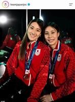 女子バレー日本代表のメダリストショット。ＪＯＣのインスタグラム（ｔｅａｍｊａｐａｎｊｏｃ）より