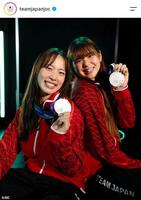 女子バレー日本代表のメダリストショット。ＪＯＣのインスタグラム（ｔｅａｍｊａｐａｎｊｏｃ）より