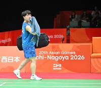 女子団体決勝　中国選手に敗れ引き揚げる山口茜