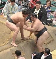 志摩ノ海（右）を寄り切りで破った大森（撮影・持木克友）