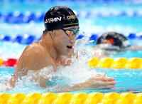 男子２００メートル平泳ぎ決勝　力泳する大橋信。金メダルを獲得した