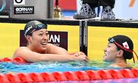 女子２００メートル平泳ぎ決勝で４位となり、加藤心冨（右）と握手する鈴木聡美