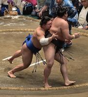 霧島（右）を攻める藤ノ川（撮影・持木克友）