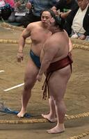 隆の勝（右）を寄り切りで破った琴栄峰（撮影・持木克友）