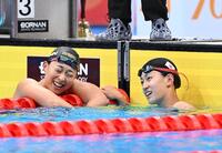 女子２００メートル平泳ぎ決勝で４位となり、悔しい表情をする鈴木聡美。右は優勝した加藤心冨