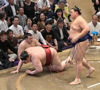 熱海富士（左）を下手出し投げで下した大の里（撮影・持木克友）