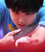 男子団体決勝　中国戦の第２試合でプレーする張本智和