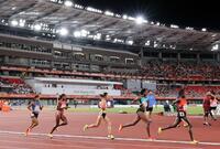 女子１万メートル　力走する田中希実（中央）