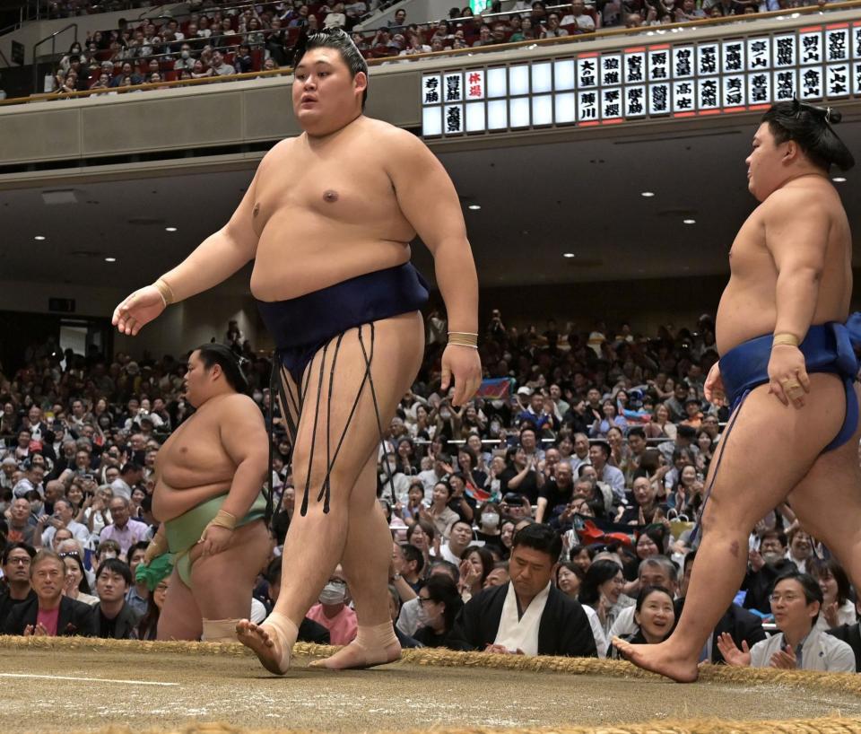 藤ノ川（右）を寄り切りで下した大の里（撮影・持木克友）