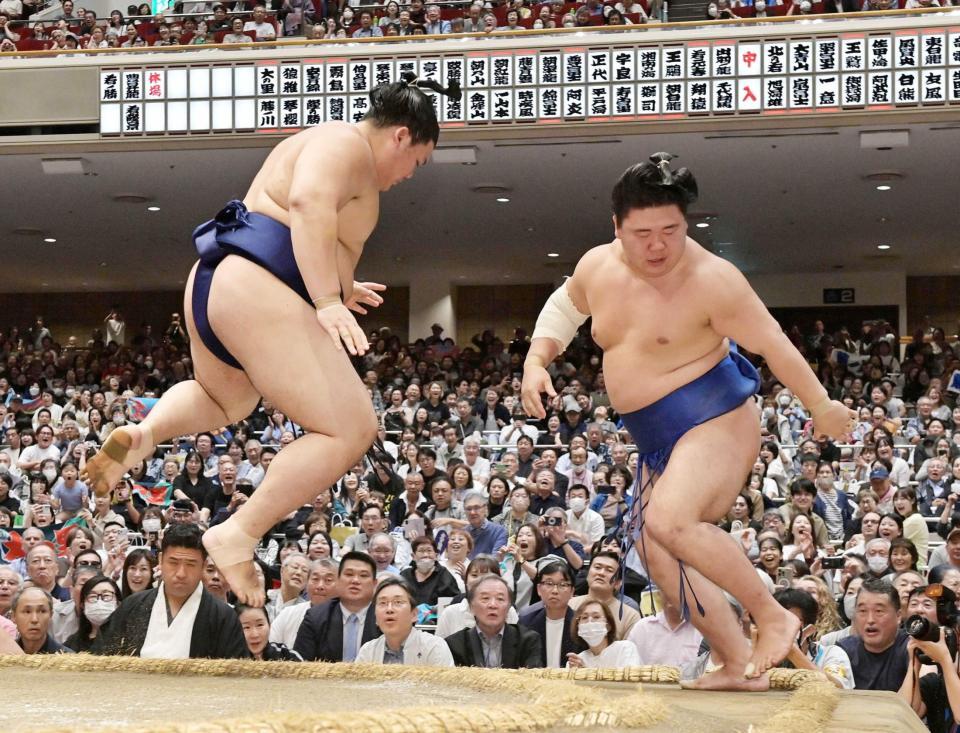 　藤ノ川（右）を寄り切りで下した大の里（撮影・持木克友）