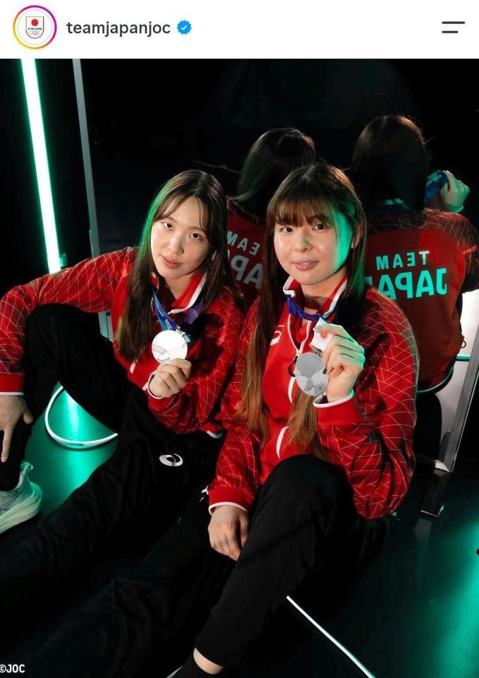 女子バレー日本代表のメダリストショット。ＪＯＣのインスタグラム（ｔｅａｍｊａｐａｎｊｏｃ）より