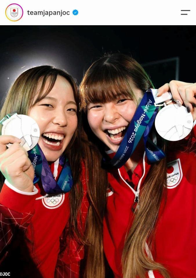 女子バレー日本代表のメダリストショット。ＪＯＣのインスタグラム（ｔｅａｍｊａｐａｎｊｏｃ）より