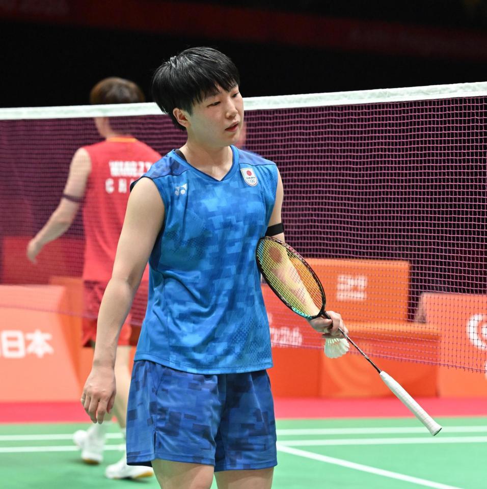 女子団体決勝　中国選手に敗れ引き揚げる山口茜