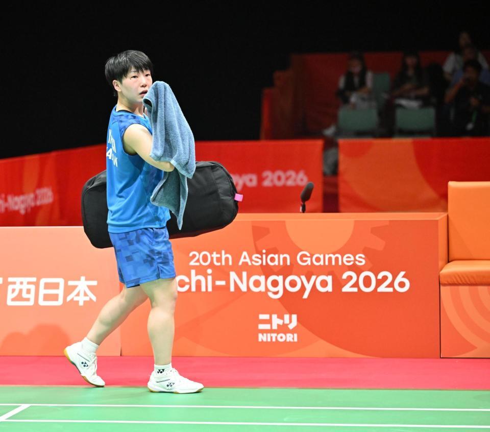 女子団体決勝　中国選手に敗れ引き揚げる山口茜