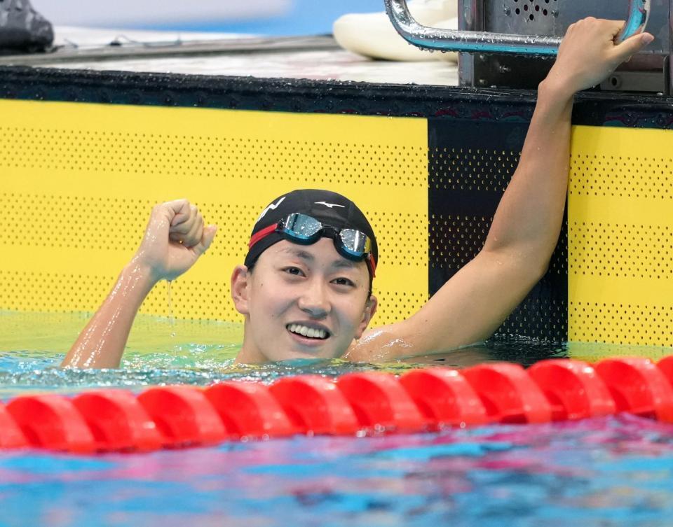 女子２００メートル平泳ぎで金メダルを獲得し、喜ぶ加藤心冨