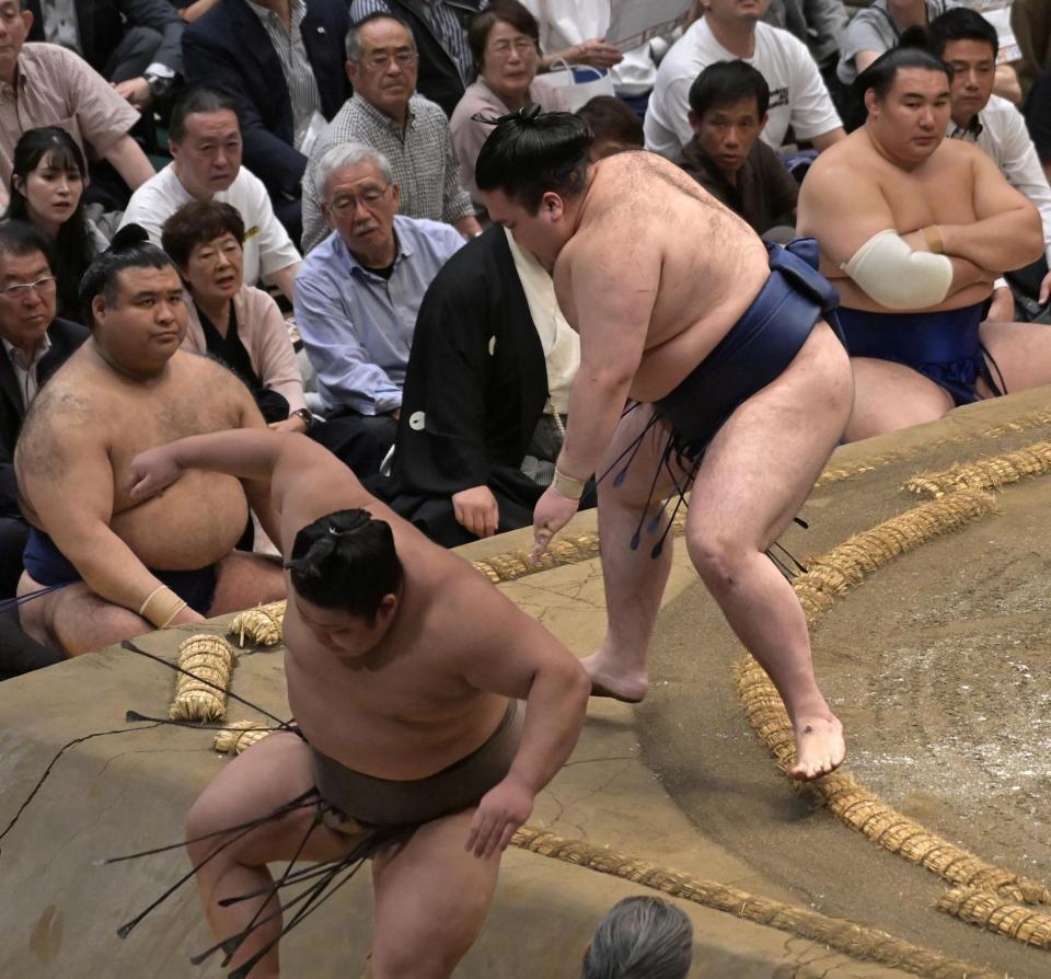 伯乃富士（左）を押し出しで破った豪ノ山（撮影・持木克友）