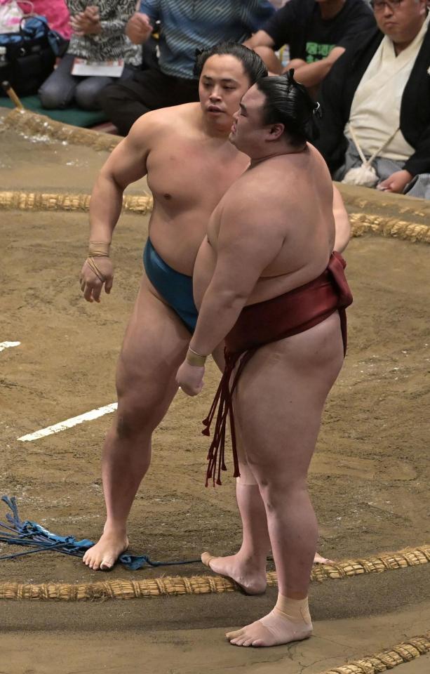 隆の勝（右）を寄り切りで破った琴栄峰（撮影・持木克友）