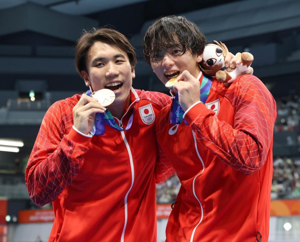 男子１００ｍバタフライの表彰を終え、メダルを手にする松元克央（左）と光永翔音＝２３日