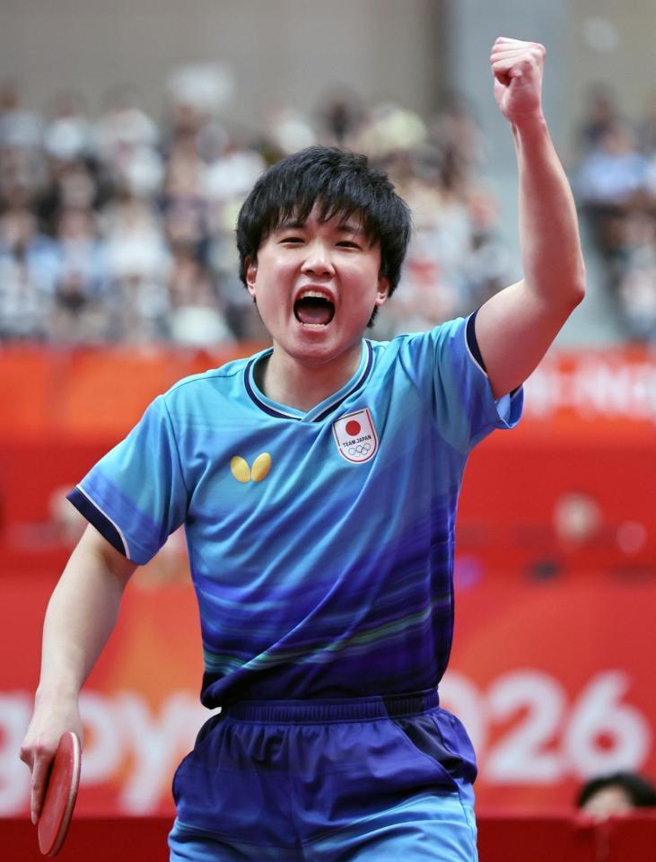 男子団体決勝　中国戦でポイントを奪い、喜ぶ張本智和