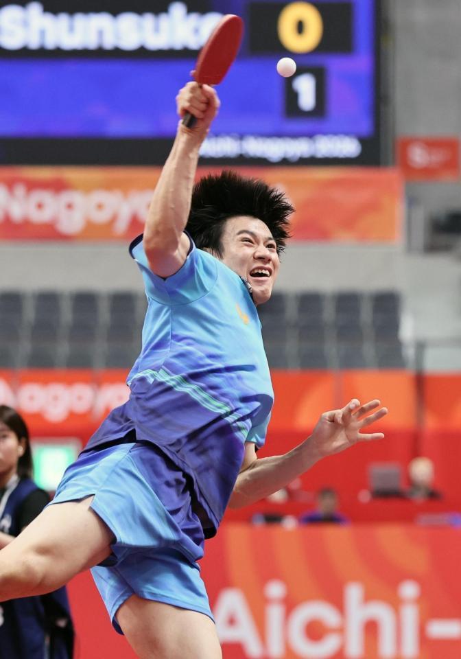 男子団体決勝　中国戦でプレーする戸上隼輔