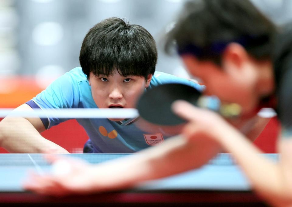 男子団体決勝　中国戦でプレーする張本智和