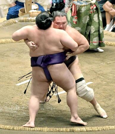 　美ノ海（左）を寄り切る朝乃山（撮影・持木克友）