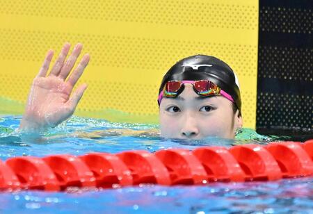 女子５０メートルバタフライ予選　レースを終え、スタンドの声援に応える池江璃花子