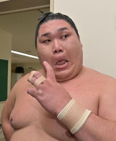 最後の取り組みを終え目を潤ませ会見に応じる矢後（撮影・持木克友）