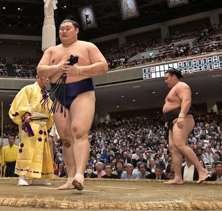 霧島（右）の下手投げに敗れた大の里（撮影・持木克友）