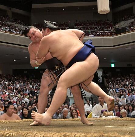 大の里（右）を攻める霧島（撮影・持木克友）