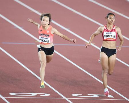 女子１００メートル準決勝で力走する御家瀬緑（左）＝撮影・中田匡峻