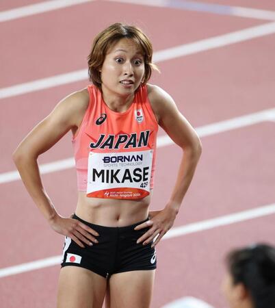 女子１００メートル準決勝を走り終え、おどけた表情の御家瀬緑（撮影・中田匡峻）