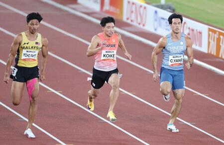 男子１００メートル準決勝で力走する小池祐貴（中央）＝撮影・中田匡峻