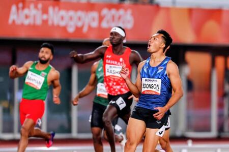 大会記録を更新し、雄たけびを上げるプリポル・ブーンソン（右）