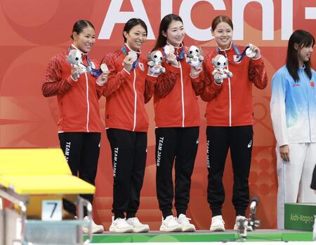 女子４００ｍメドレーリレーの表彰式で笑顔を見せる（左から）白井璃緒、鈴木聡美、池江璃花子、池本凪沙＝東京アクアティクスセンター（撮影・伊藤笙子）